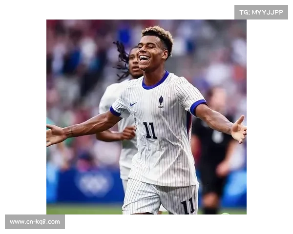 巴黎圣日耳曼前锋杜埃获得2025年欧洲金童奖